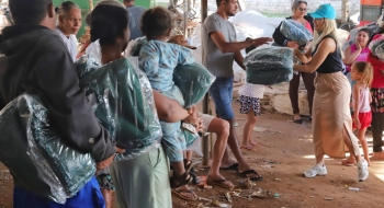 Com a chegada do frio, Prefeitura inicia entrega de cobertores da campanha Aquecendo Vidas em Aparecida